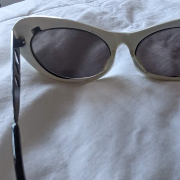 Women\'s Cat eye Sunglasses - White w/ Black Metal Temples main image 3